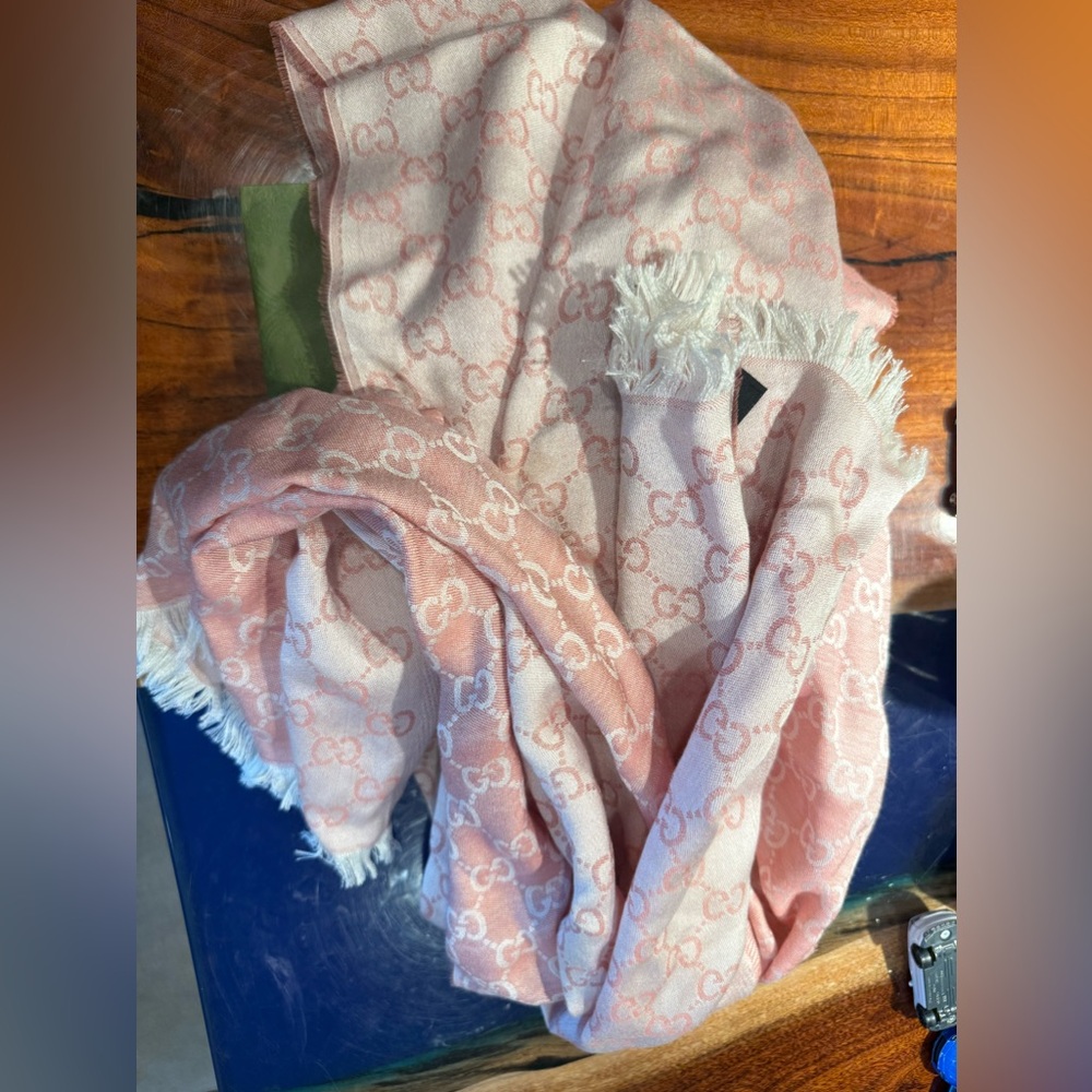 Gucci scarf like new